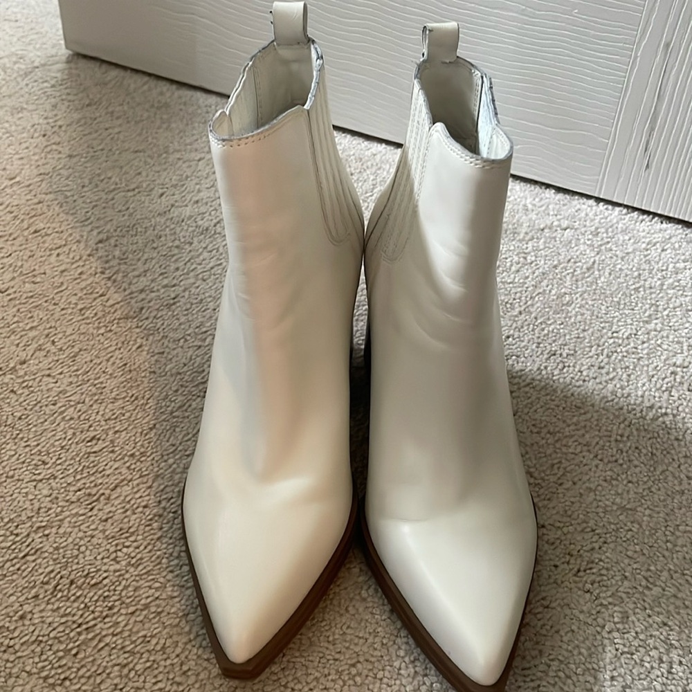 Beautiful classic white short boots!